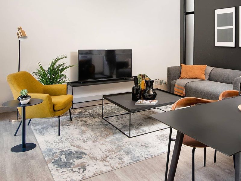 Unfurnished One Bedroom One Bathroom Apartment - Photo 2