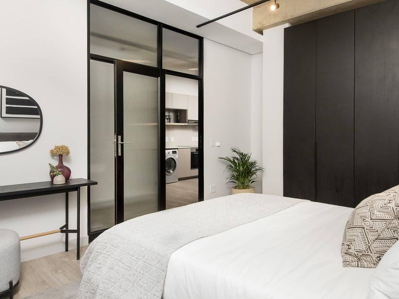 Unfurnished One Bedroom One Bathroom Apartment - Photo 6