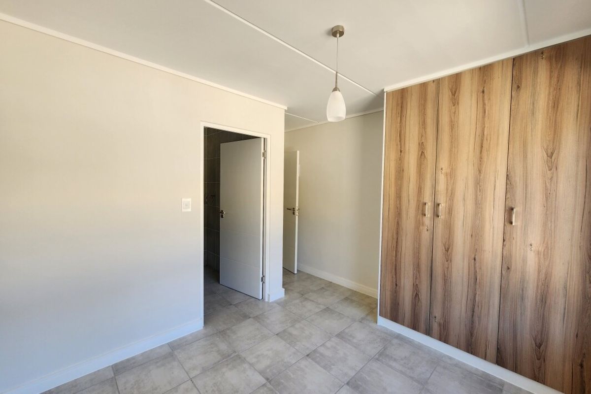 Contemporary First Floor Three-Bedroom Apartment in Greenbay - Photo 5