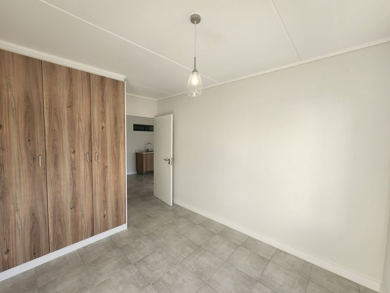 This modern one-bedroom apartment on the first floor in Greenbay - Photo 10