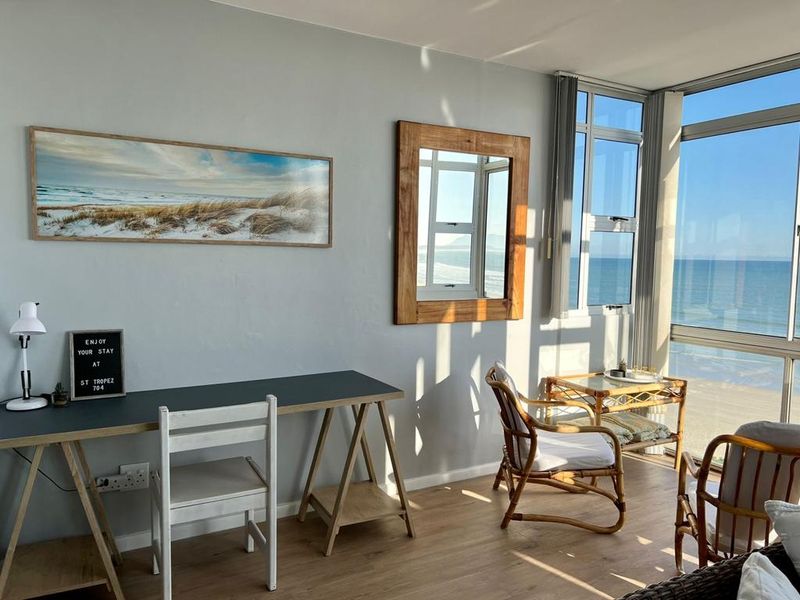 Newly Renovated Beachfront Apartment with Stunning Views - Photo 7