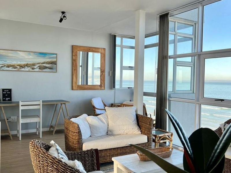 Newly Renovated Beachfront Apartment with Stunning Views - Photo 2