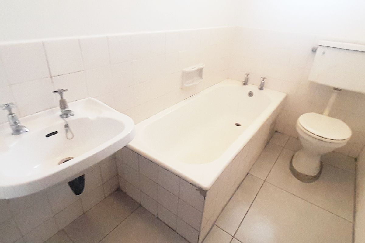 CENTRAL STUDIO / BACHELOR APARTMENT WITH PARKING FOR RENT - Photo 5