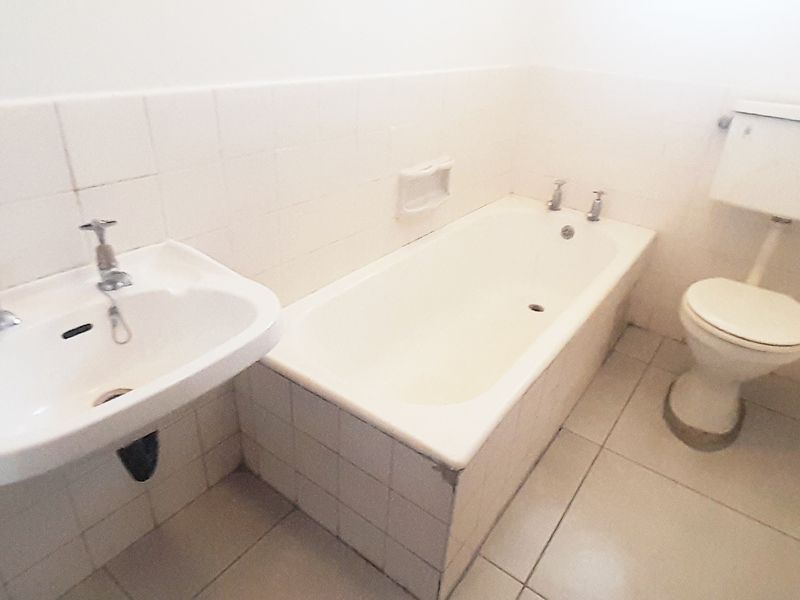 CENTRAL STUDIO / BACHELOR APARTMENT WITH PARKING FOR RENT - Photo 5