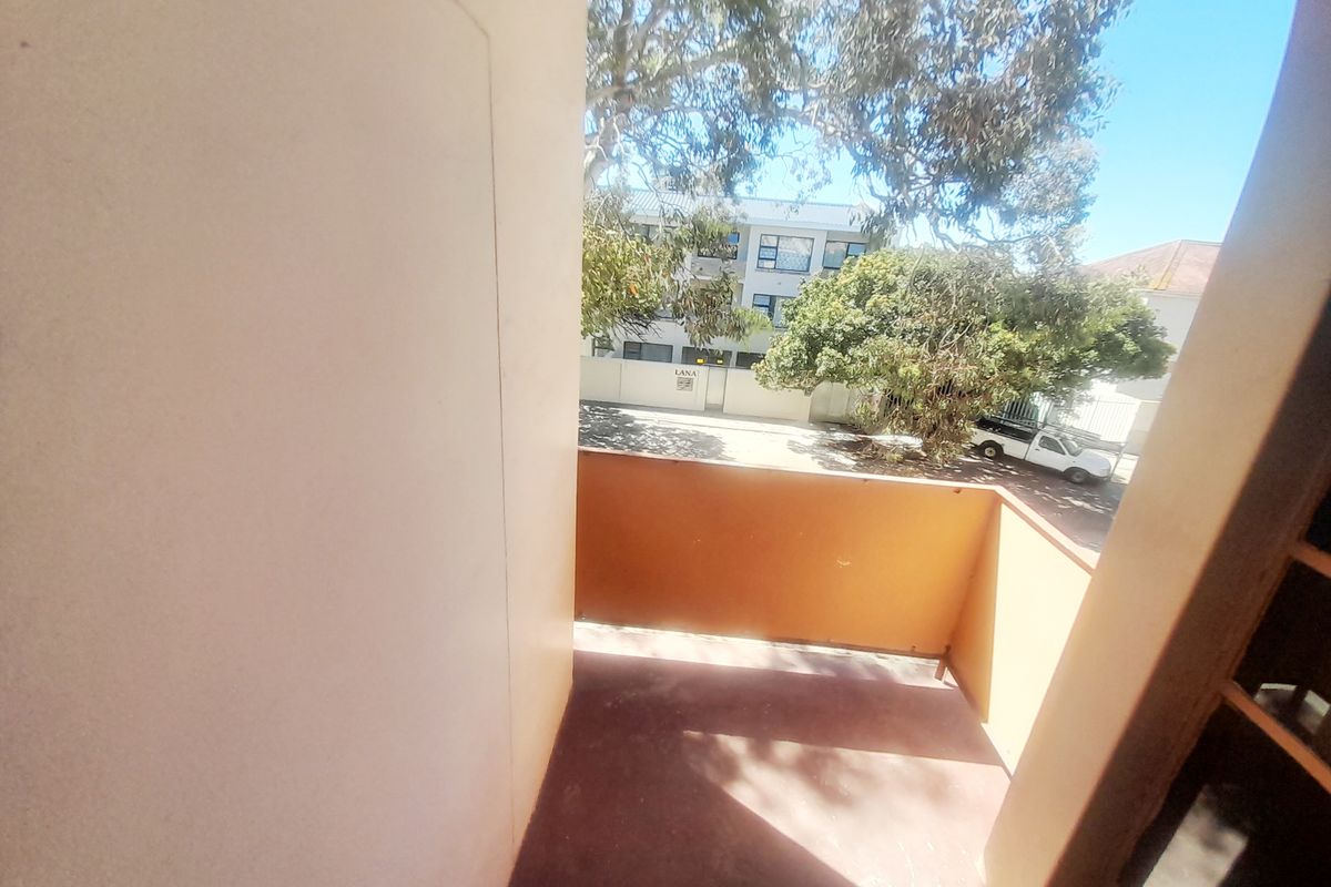 CENTRAL STUDIO / BACHELOR APARTMENT WITH PARKING FOR RENT - Photo 4
