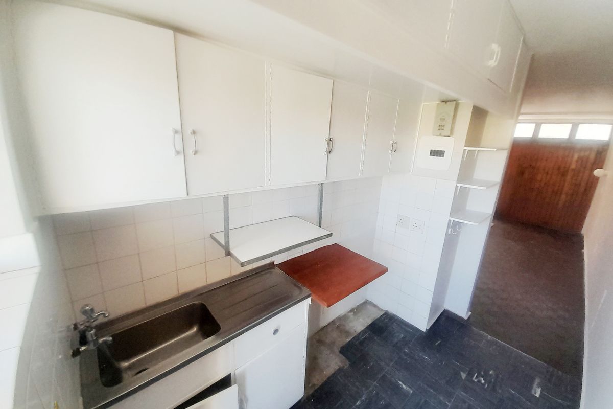 CENTRAL STUDIO / BACHELOR APARTMENT WITH PARKING FOR RENT - Photo 3