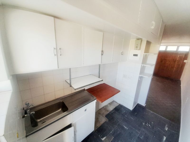 CENTRAL STUDIO / BACHELOR APARTMENT WITH PARKING FOR RENT - Photo 3