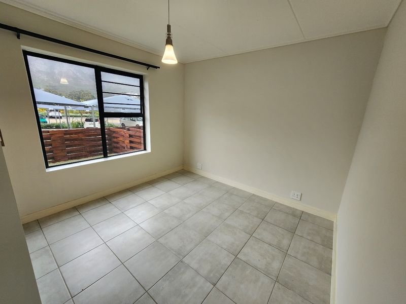 Luxurious 2 bed-Bedroom Ground floor Apartment in Secure Complex - Greenbay - Photo 8