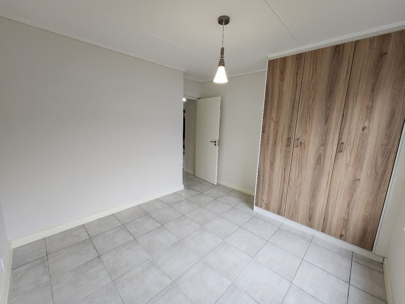 Luxurious 2 bed-Bedroom Ground floor Apartment in Secure Complex - Greenbay - Photo 7