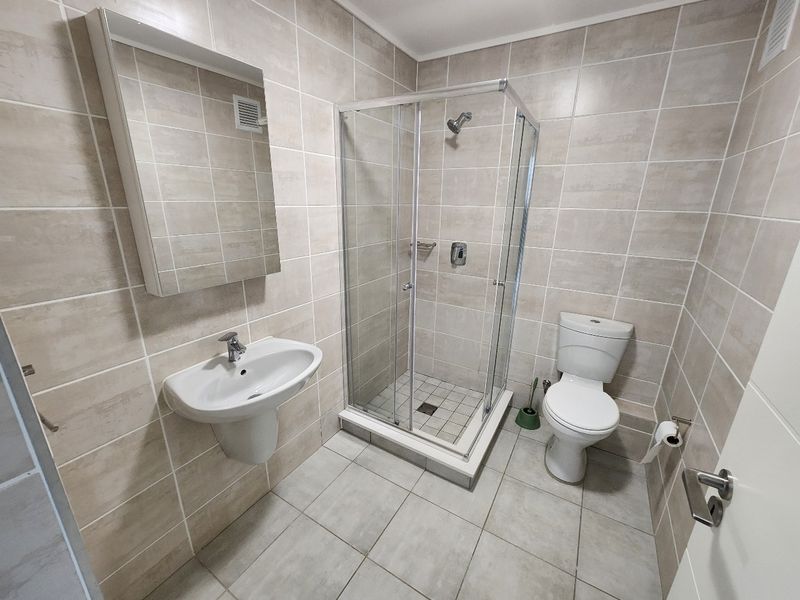 Luxurious 2 bed-Bedroom Ground floor Apartment in Secure Complex - Greenbay - Photo 6