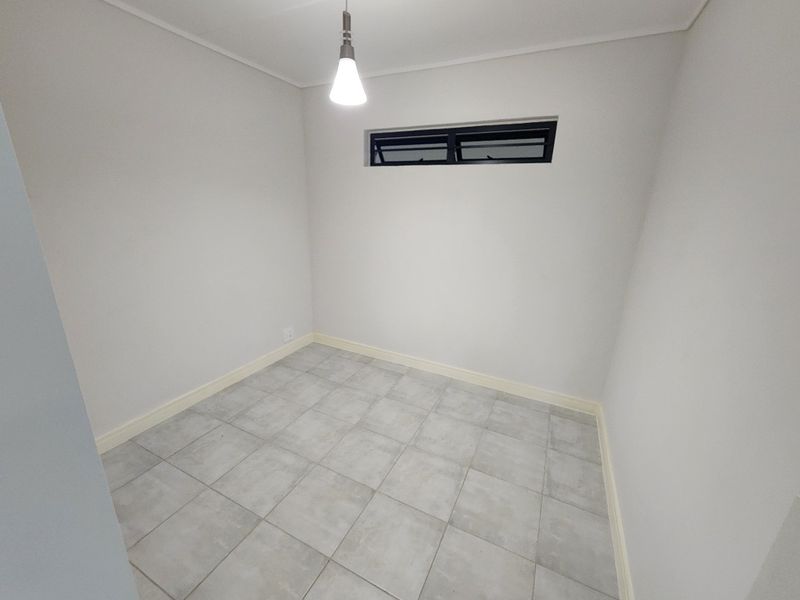 Luxurious 2 bed-Bedroom Ground floor Apartment in Secure Complex - Greenbay - Photo 5