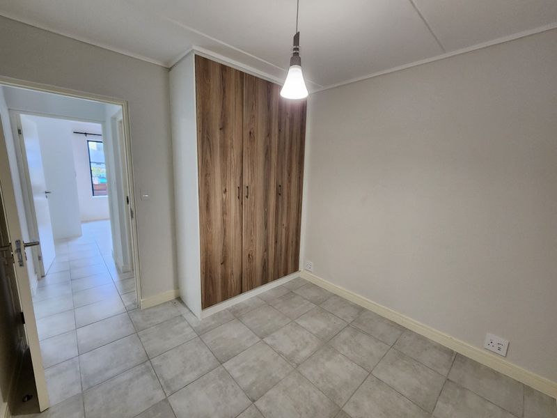 Luxurious 2 bed-Bedroom Ground floor Apartment in Secure Complex - Greenbay - Photo 4