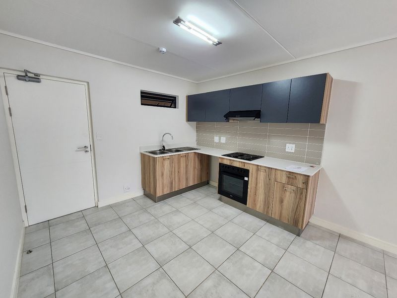 Luxurious 2 bed-Bedroom Ground floor Apartment in Secure Complex - Greenbay - Photo 2