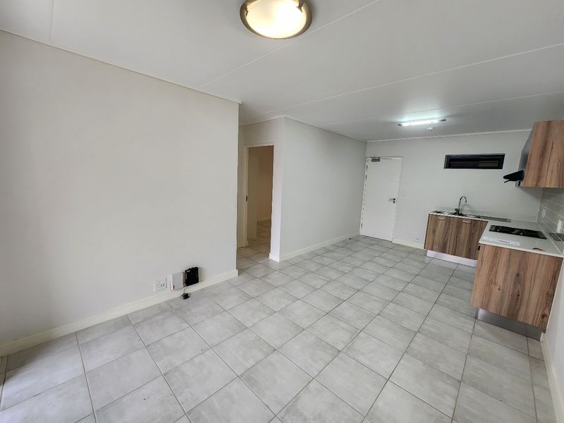 Luxurious 2 bed-Bedroom Ground floor Apartment in Secure Complex - Greenbay - Photo 3