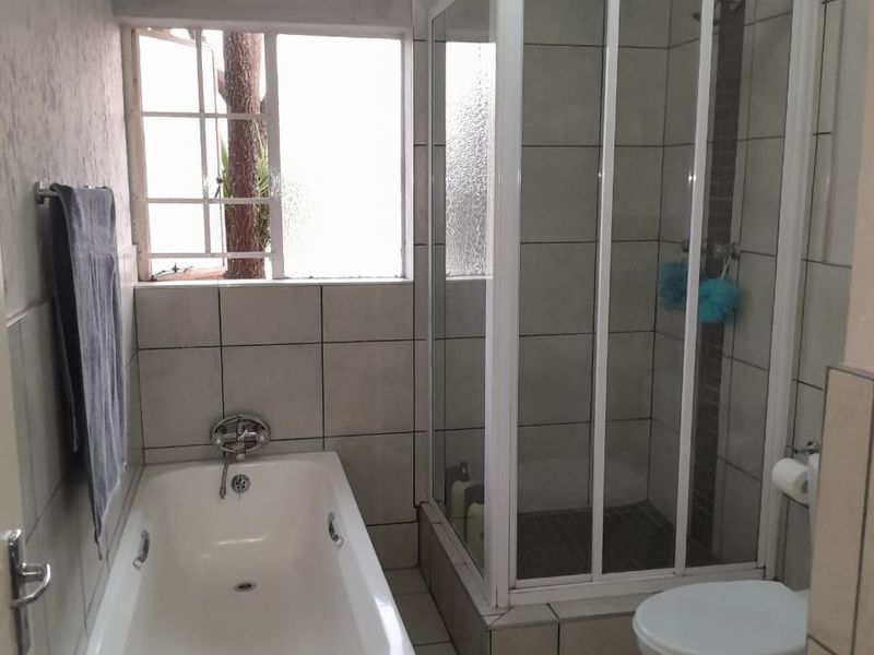 Charming Two-Bedroom Unit for Sale in Quiet Kenleaf - Photo 7