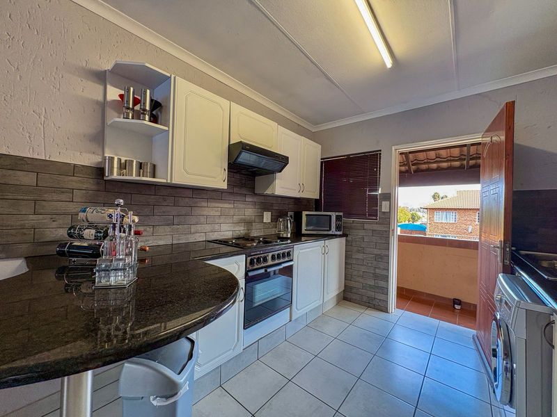 Charming Two-Bedroom Unit for Sale in Quiet Kenleaf - Photo 3