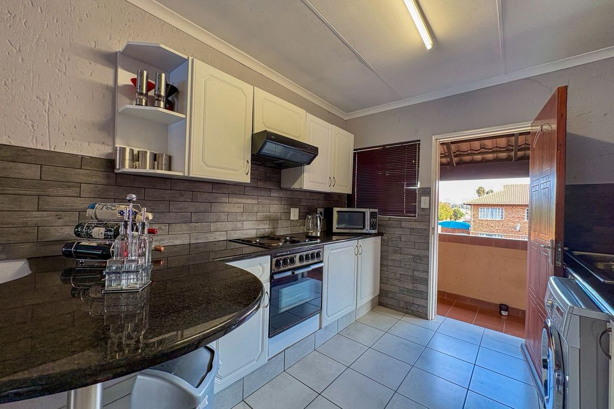 Charming Two-Bedroom Unit for Sale in Quiet Kenleaf - Photo 3