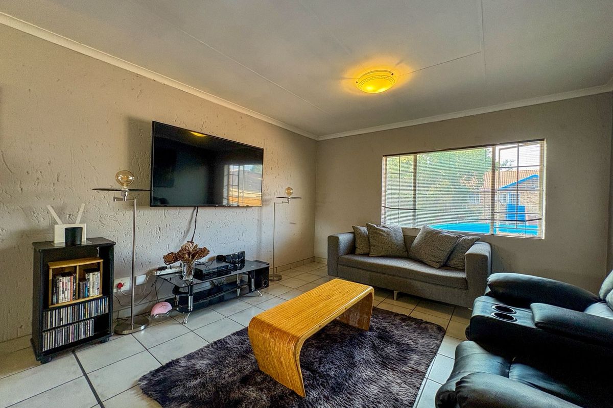 Charming Two-Bedroom Unit for Sale in Quiet Kenleaf - Photo 5