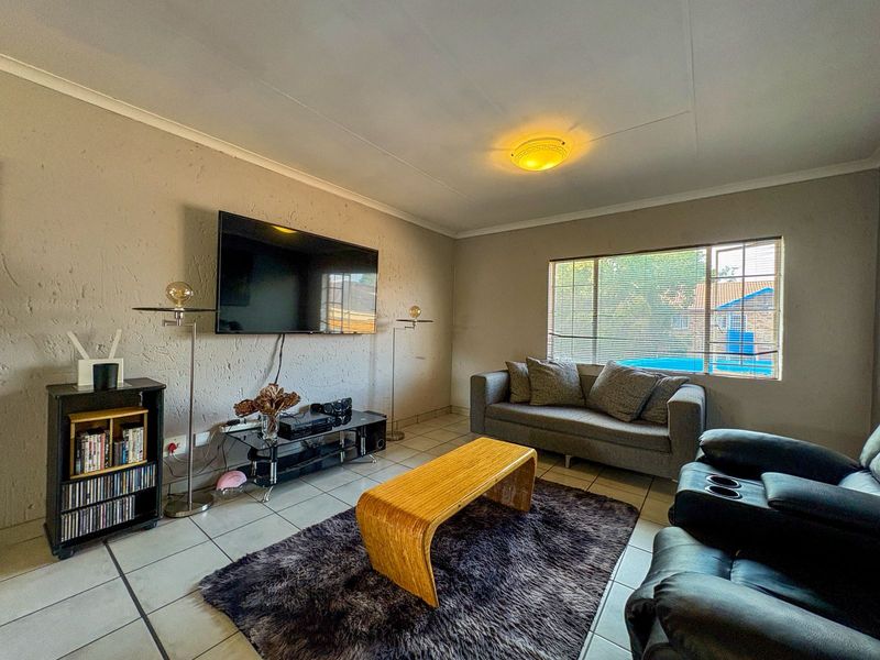 Charming Two-Bedroom Unit for Sale in Quiet Kenleaf - Photo 5