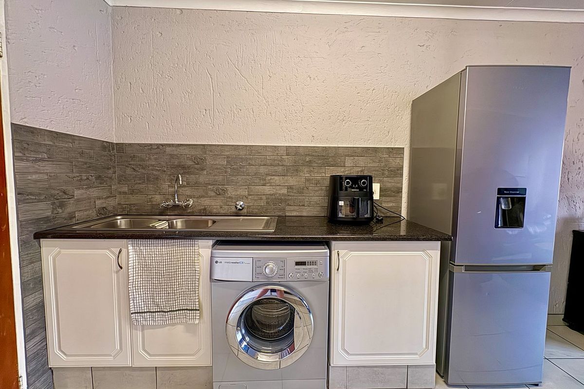 Charming Two-Bedroom Unit for Sale in Quiet Kenleaf - Photo 2