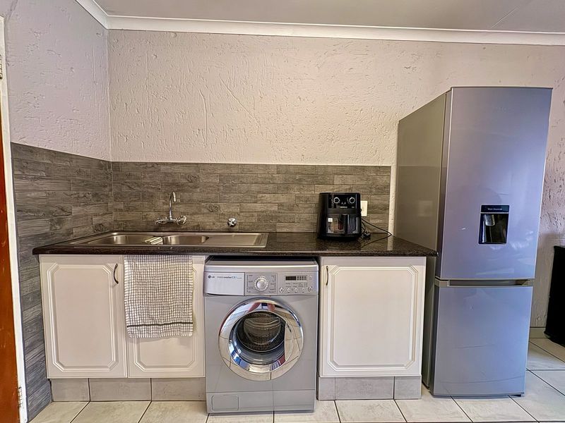 Charming Two-Bedroom Unit for Sale in Quiet Kenleaf - Photo 2