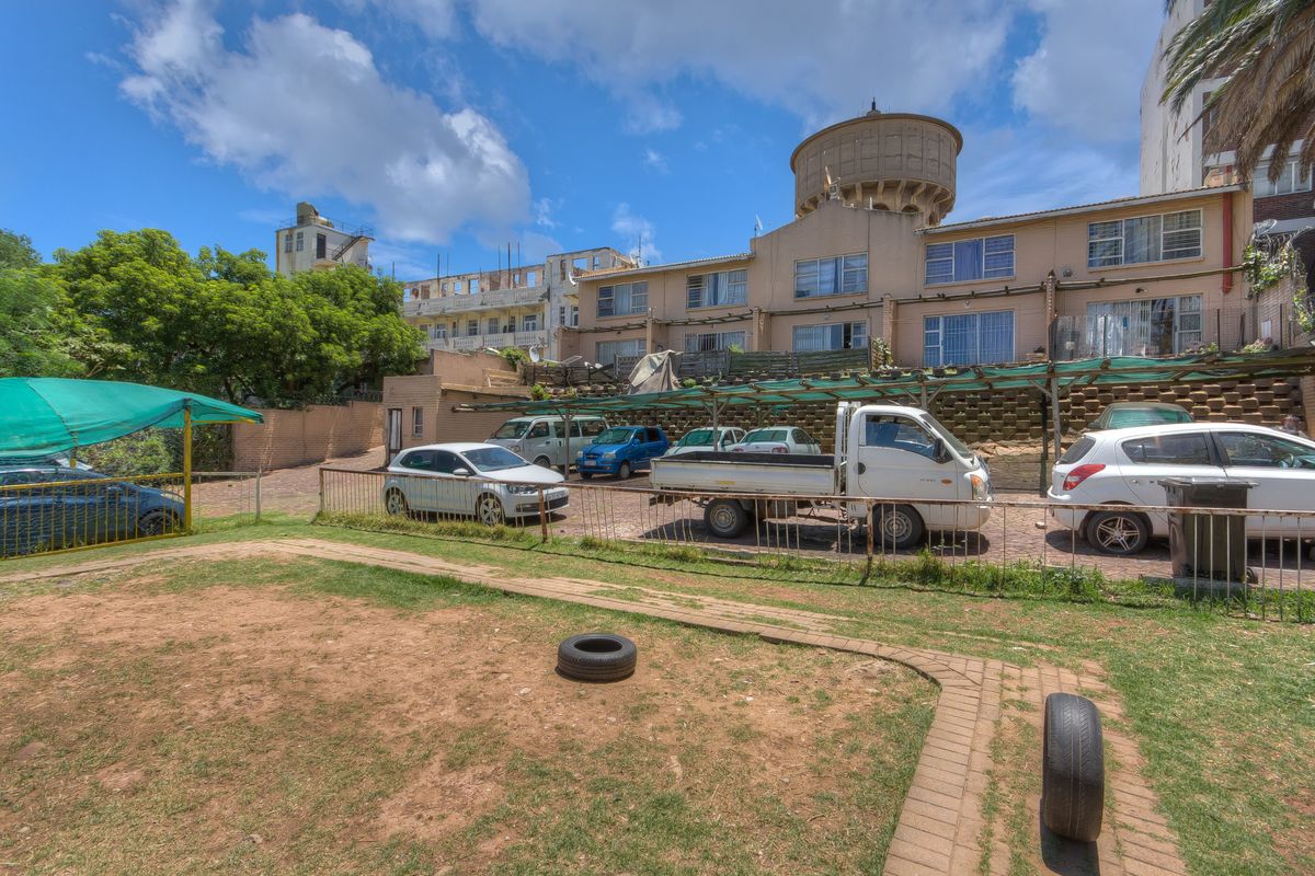 Charming 2-Bedroom Duplex with Outdoor Braai Area - Photo 2