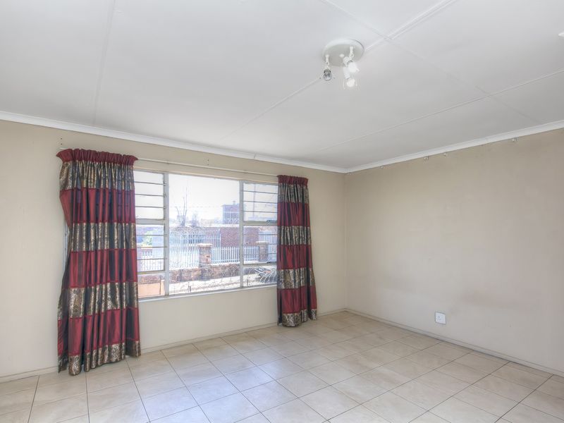 Charming 2-Bedroom Duplex with Outdoor Braai Area - Photo 4