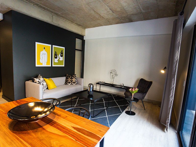 Furnished one bed one bath apartment - Photo 2