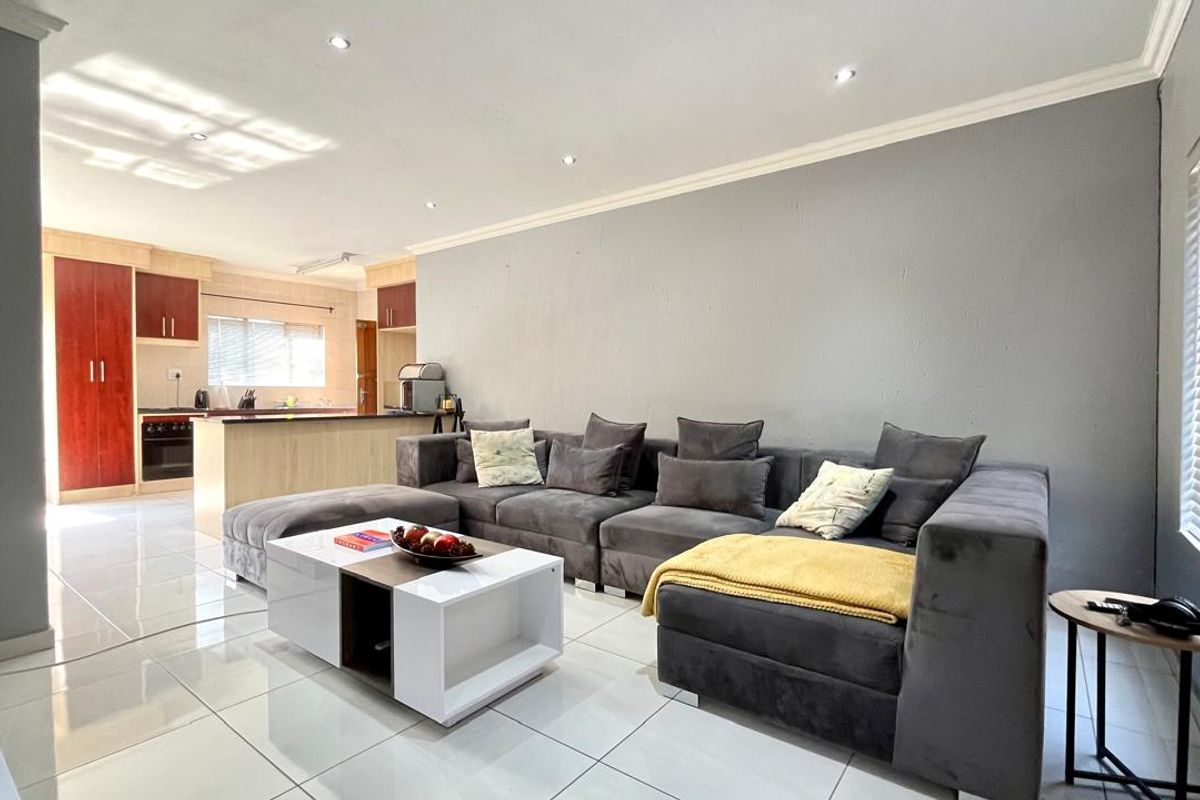 Stunning 3-Bedroom Duplex in a Highly Sought-After Complex - Photo 3