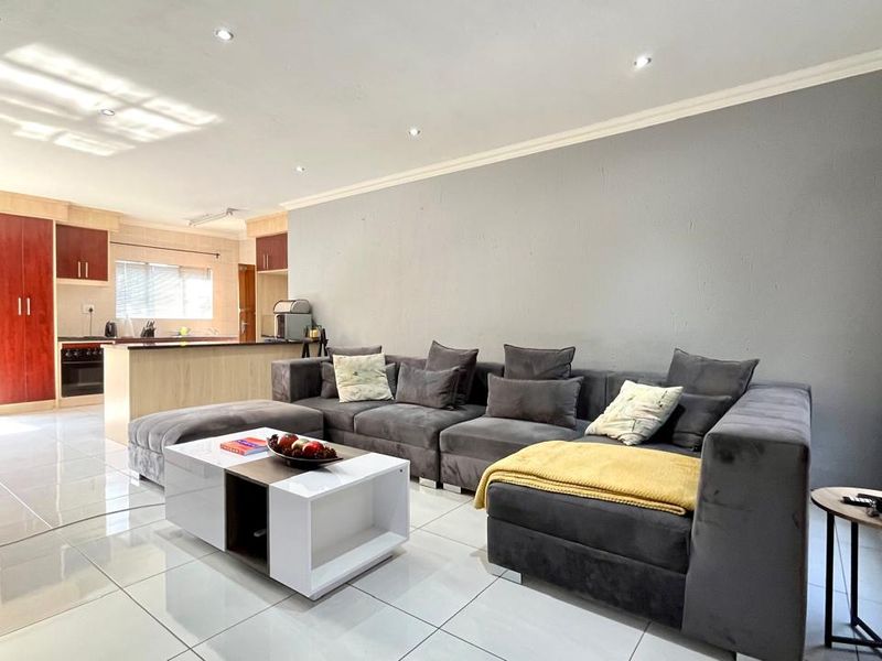 Stunning 3-Bedroom Duplex in a Highly Sought-After Complex - Photo 3