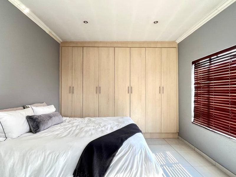 Stunning 3-Bedroom Duplex in a Highly Sought-After Complex - Photo 10