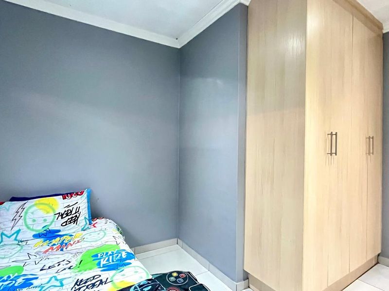 Stunning 3-Bedroom Duplex in a Highly Sought-After Complex - Photo 8