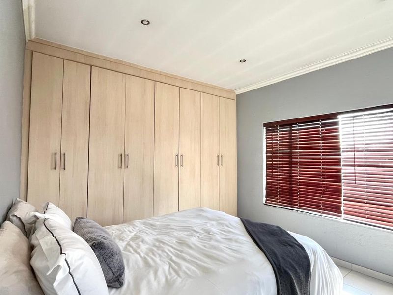 Stunning 3-Bedroom Duplex in a Highly Sought-After Complex - Photo 9