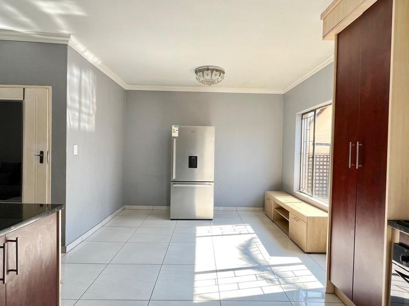 Stunning 3-Bedroom Duplex in a Highly Sought-After Complex - Photo 6