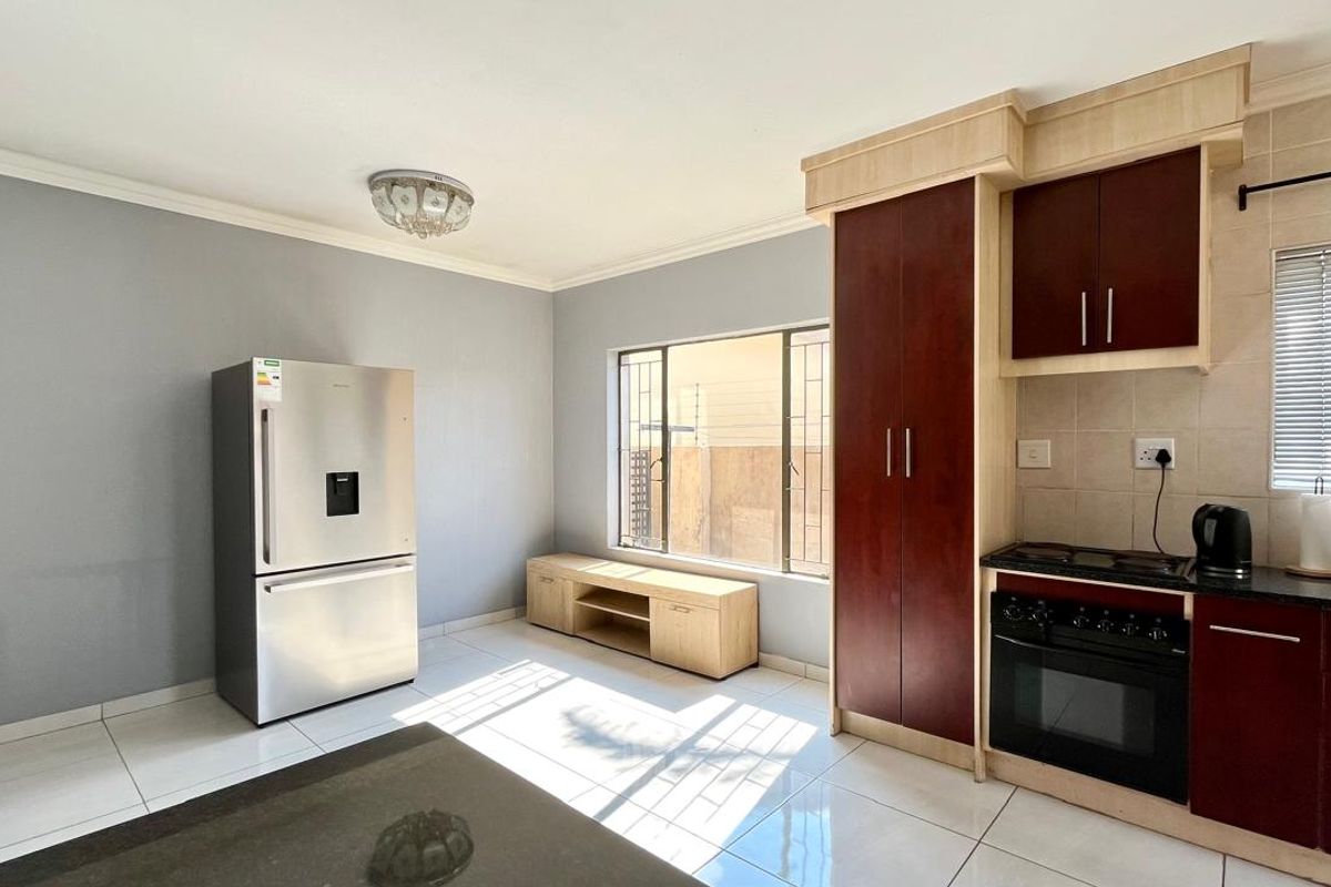 Stunning 3-Bedroom Duplex in a Highly Sought-After Complex - Photo 5