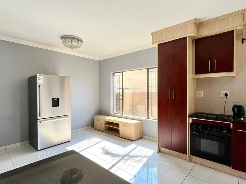 Stunning 3-Bedroom Duplex in a Highly Sought-After Complex - Photo 5