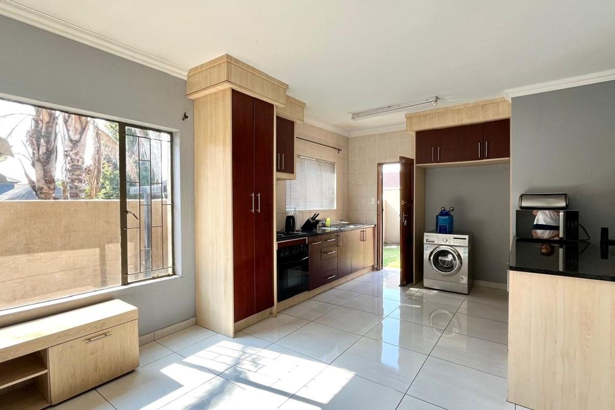 Stunning 3-Bedroom Duplex in a Highly Sought-After Complex - Photo 2