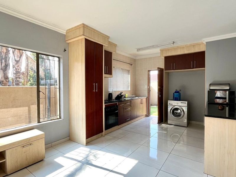 Stunning 3-Bedroom Duplex in a Highly Sought-After Complex - Photo 2