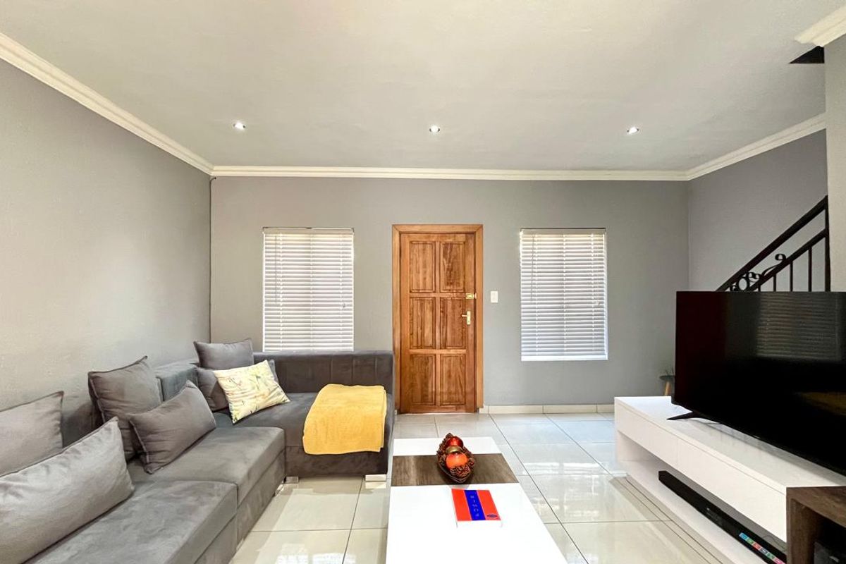 Stunning 3-Bedroom Duplex in a Highly Sought-After Complex - Photo 4