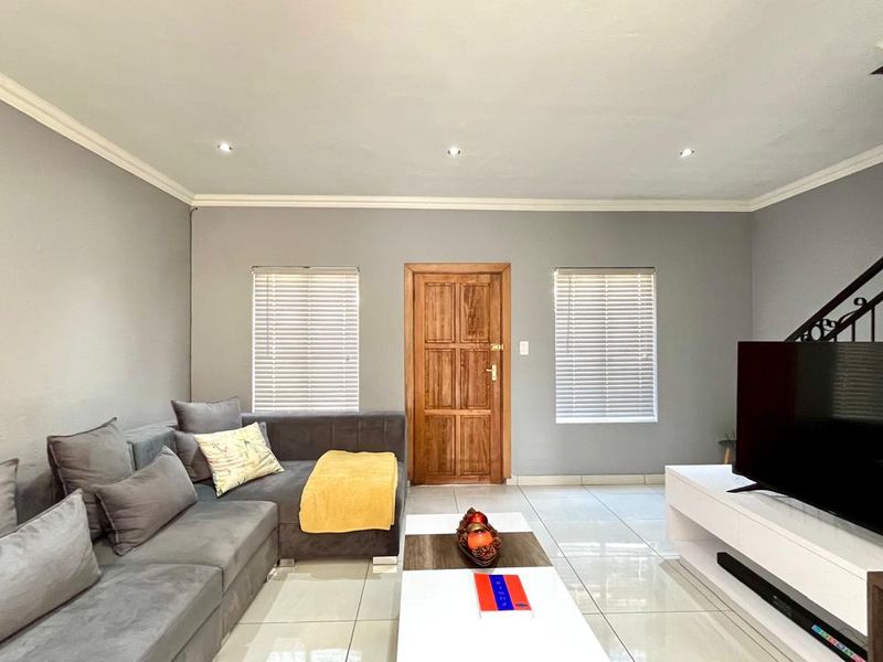 Stunning 3-Bedroom Duplex in a Highly Sought-After Complex - Photo 4