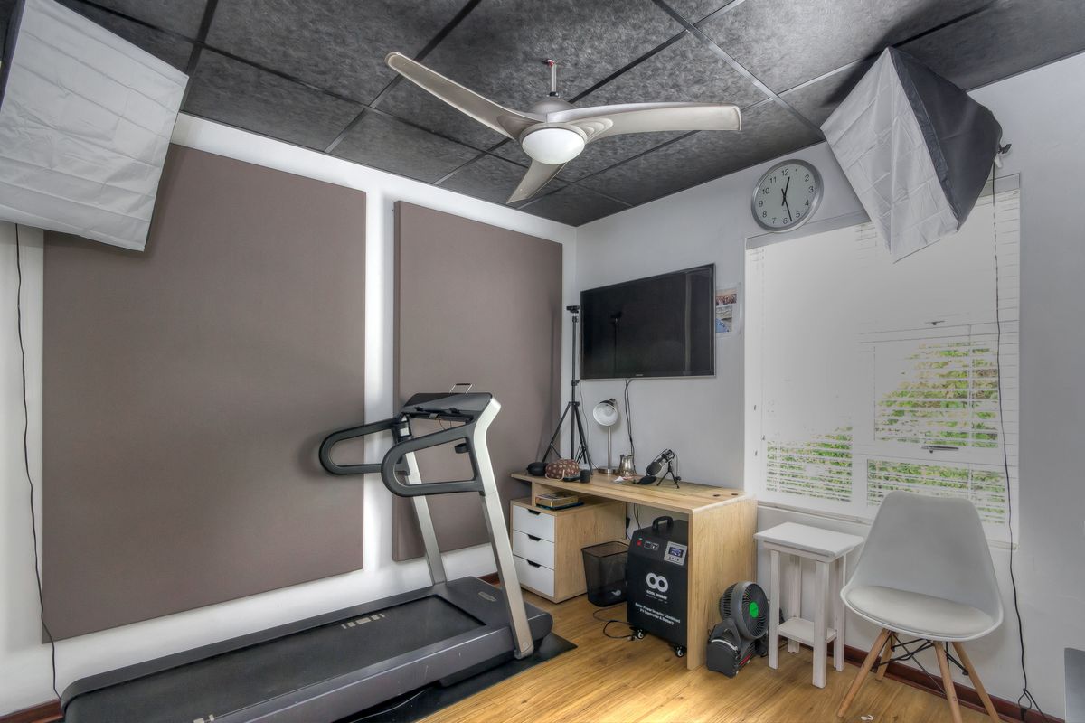 Spacious 5-Bedroom Cluster with Pool and Solar Backup in Bryanston East - 1st July 2026 - Photo 2