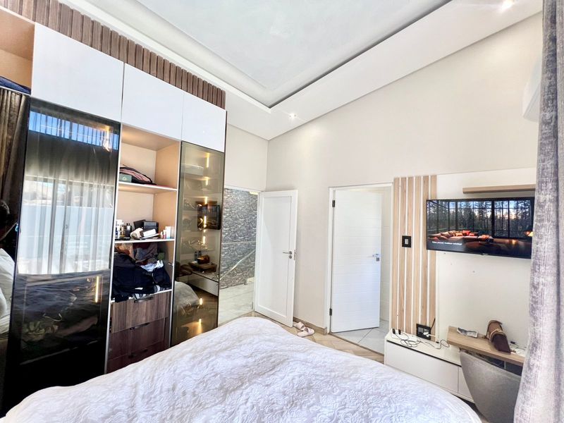 4 Bedroom House in Fourways for Rent - Photo 10