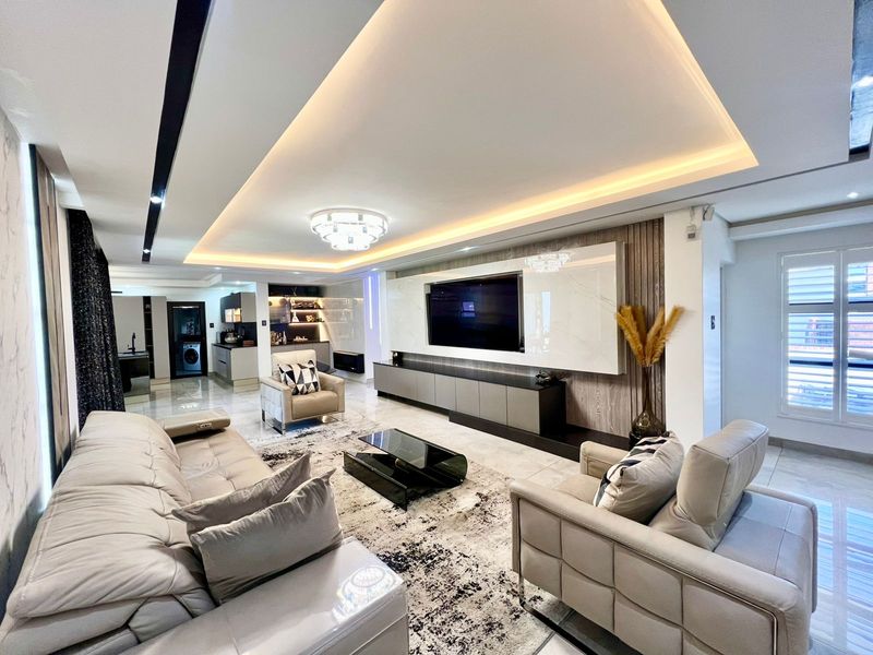 4 Bedroom House in Fourways for Rent - Photo 2
