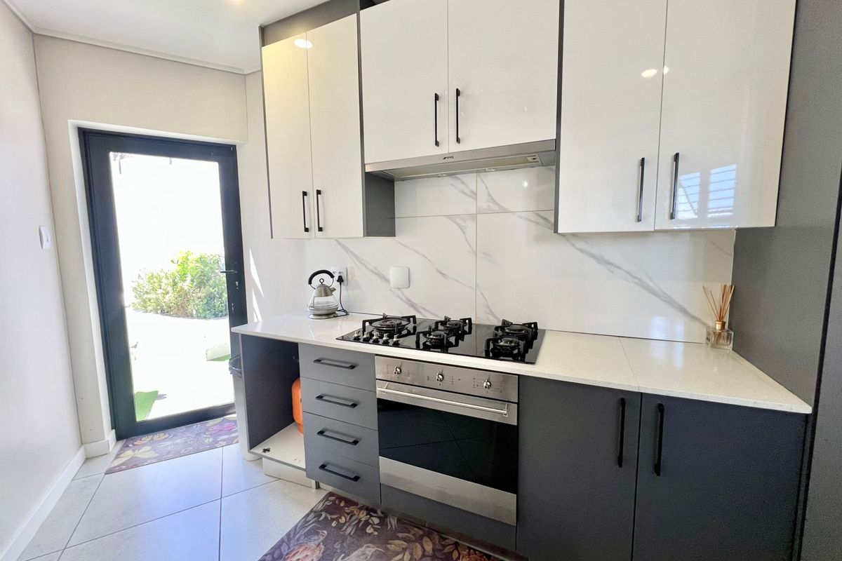 4 Bedroom House in Fourways for Rent - Photo 5
