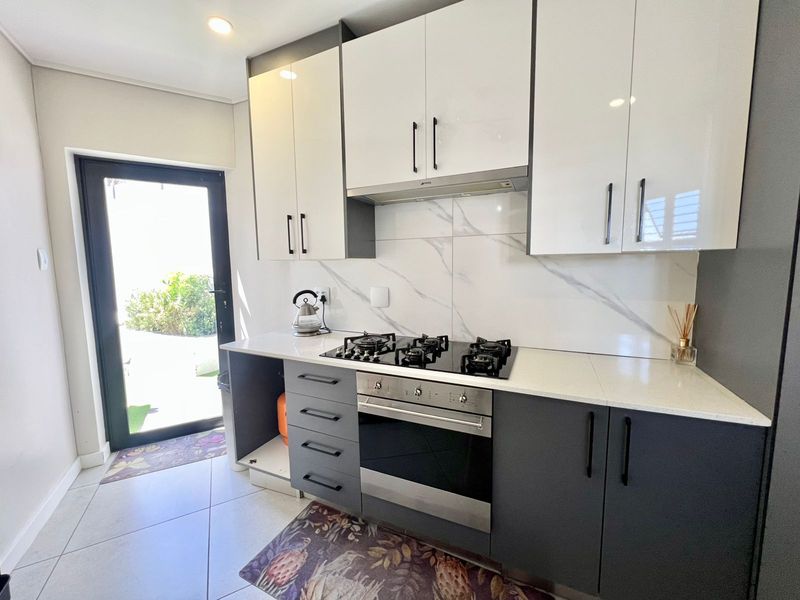 4 Bedroom House in Fourways for Rent - Photo 6