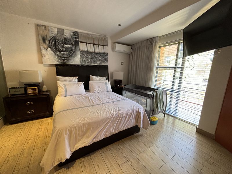 3 Bed 3.5 Bathroom apartment for sale in Hyde Park - Photo 8