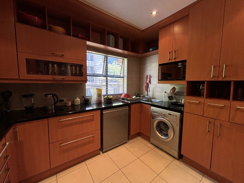 3 Bed 3.5 Bathroom apartment for sale in Hyde Park - Photo 6