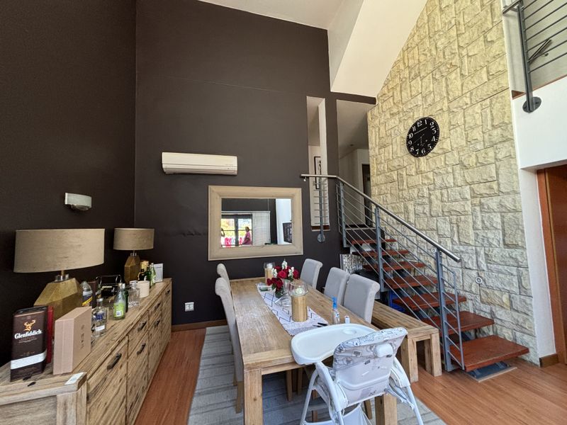 3 Bed 3.5 Bathroom apartment for sale in Hyde Park - Photo 3