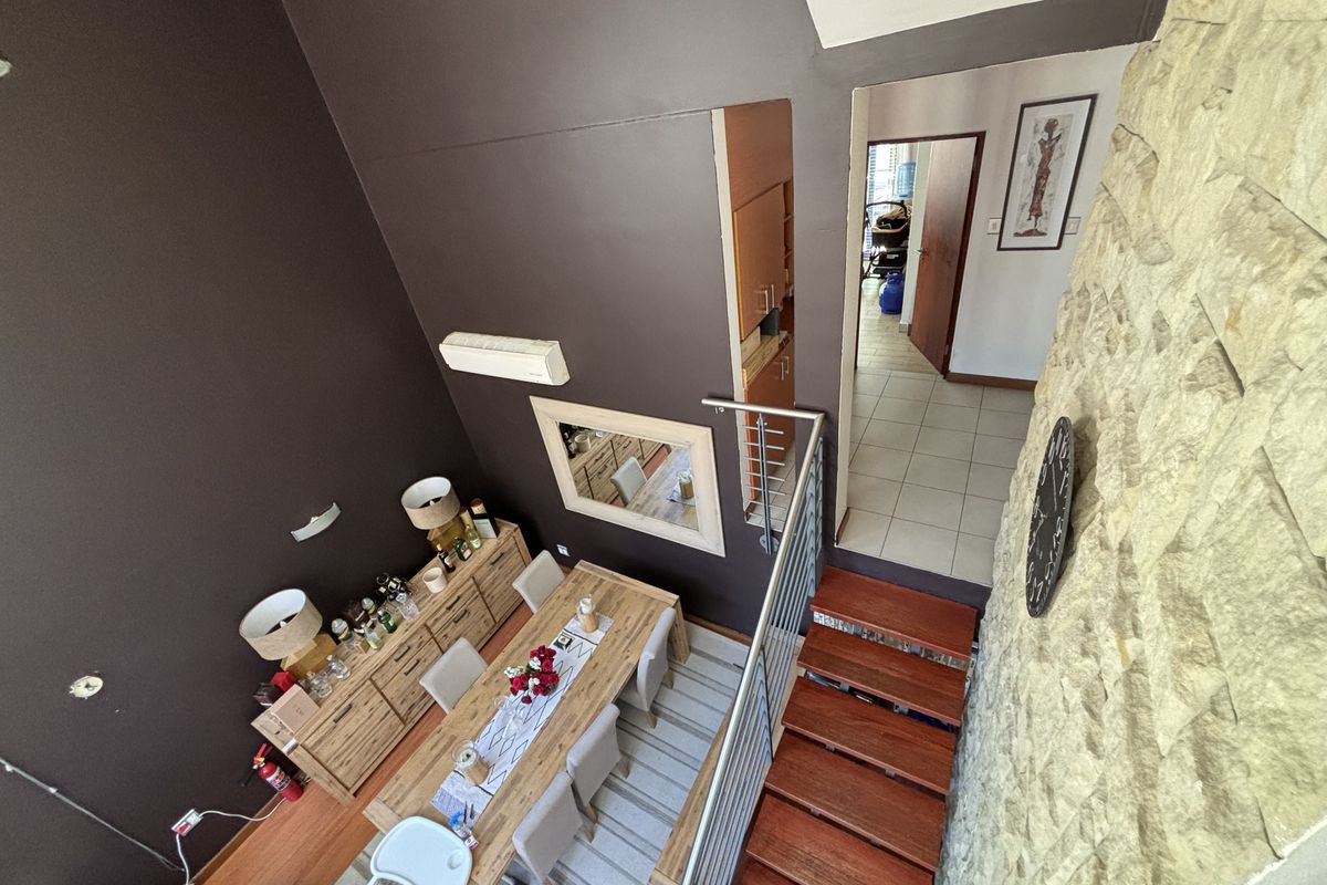 3 Bed 3.5 Bathroom apartment for sale in Hyde Park - Photo 4