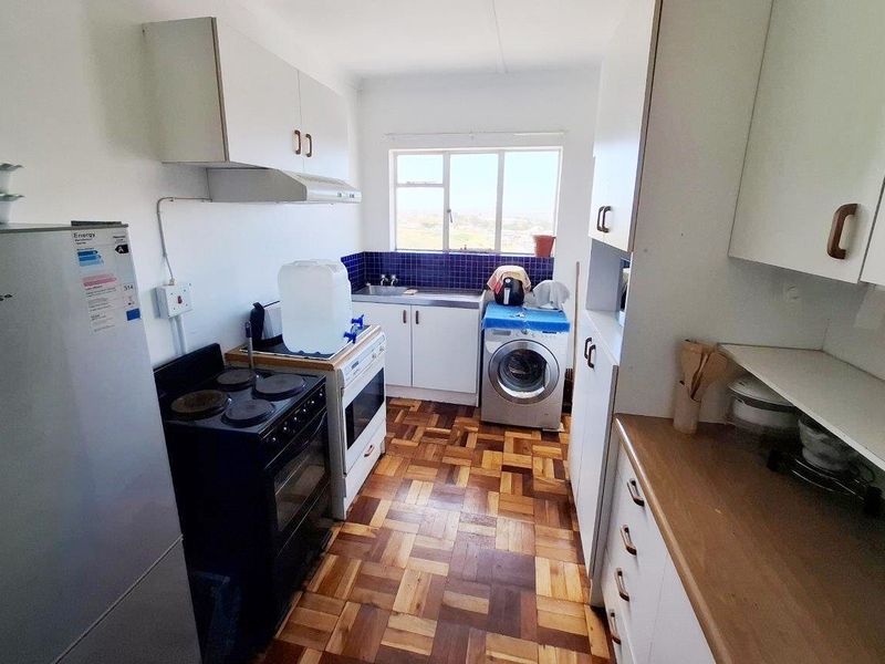 ADCOCKVALE 2 BED 1 BATH APARTMENT WITH SINGLE GARAGE FOR RENT - Photo 3